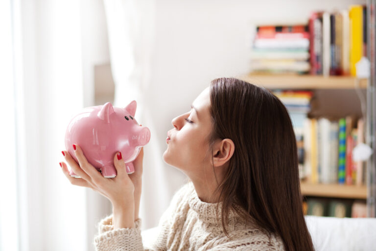 24 07 15 a person kissing a piggy bank mf dload 1200x800 5b2df79