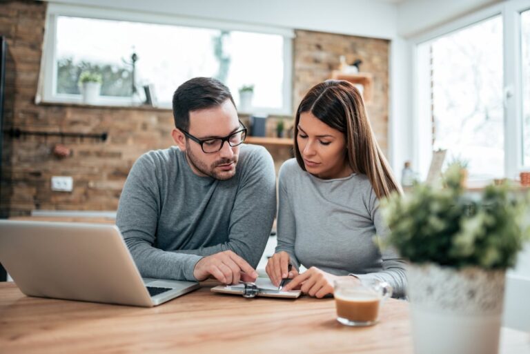 Couple paying bills 1 eHcjloD