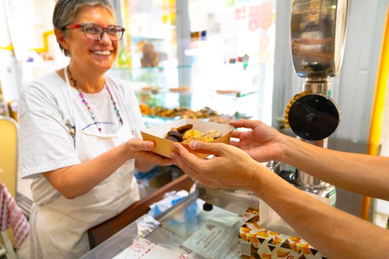 Mature woman selling a box of baked goods jJiZ0Zb