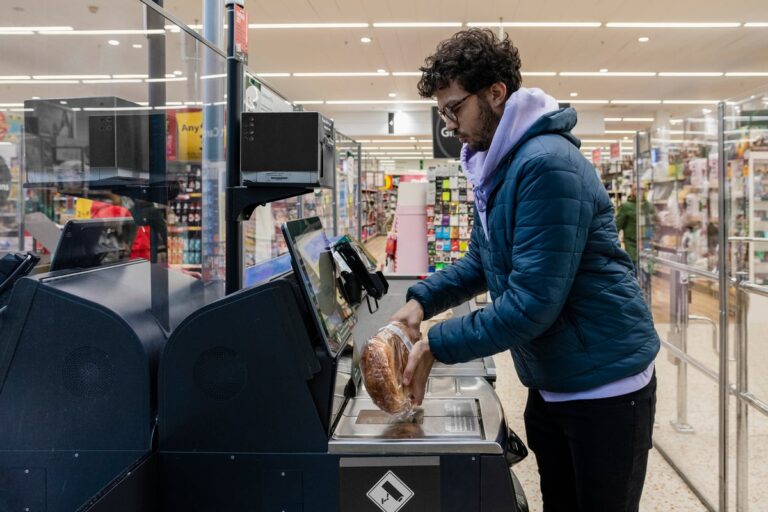 Shopper using self checkout BbRE3s8