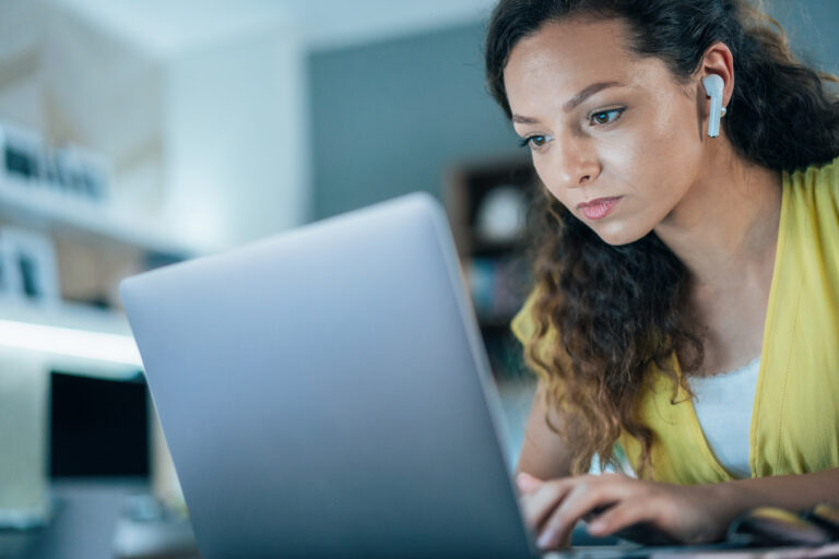 gettyimages investor works at computer