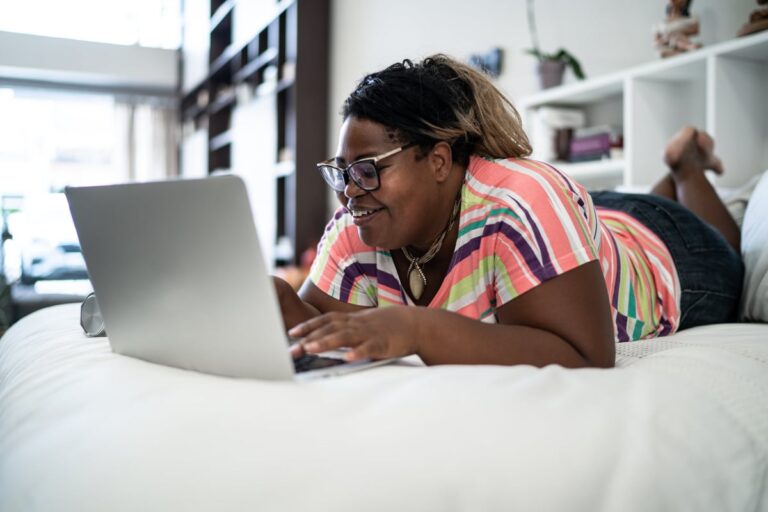 person on bed with laptop 3H97pu8