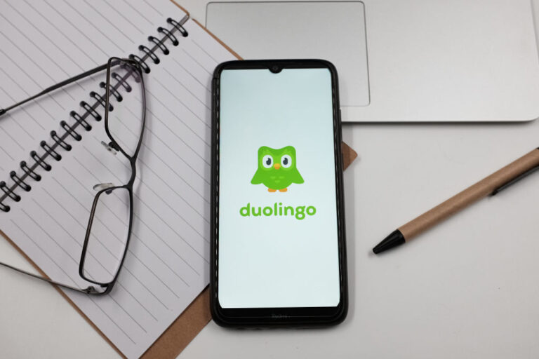 duolingo owl on smartphone logo duol