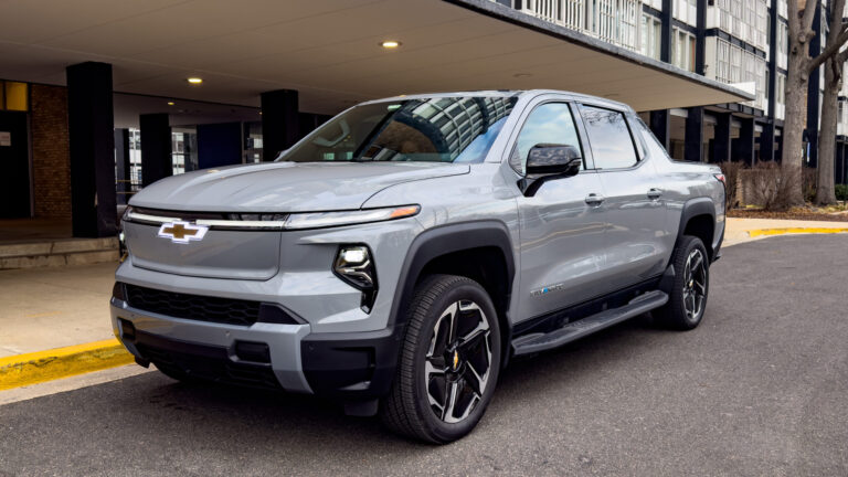 2025 Chevrolet Silverado EV LT 01 2560x1440