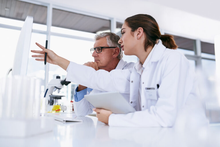 gettyimages scientists in lab02
